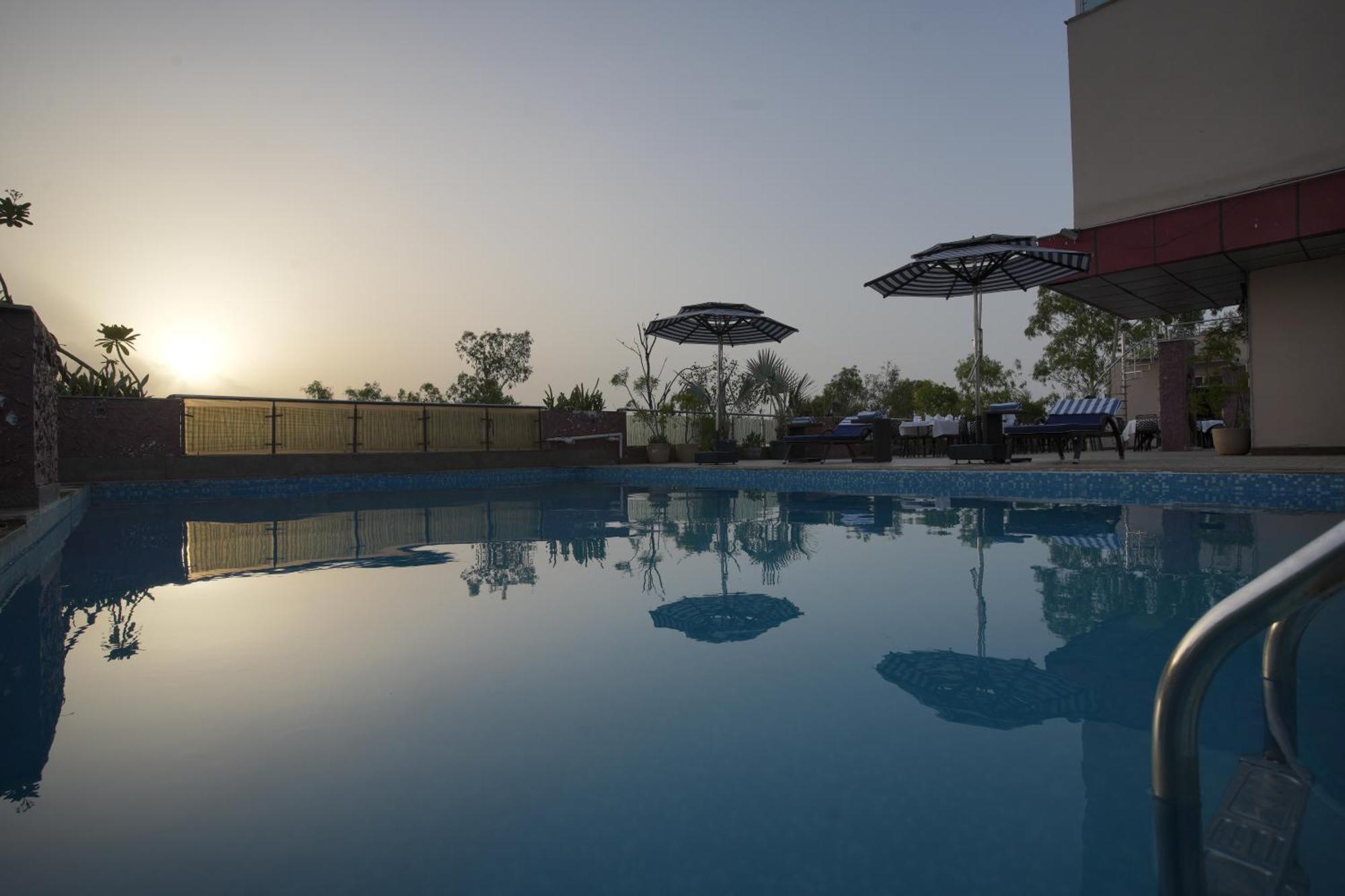 Hotel Atulyaa Taj Агра Экстерьер фото